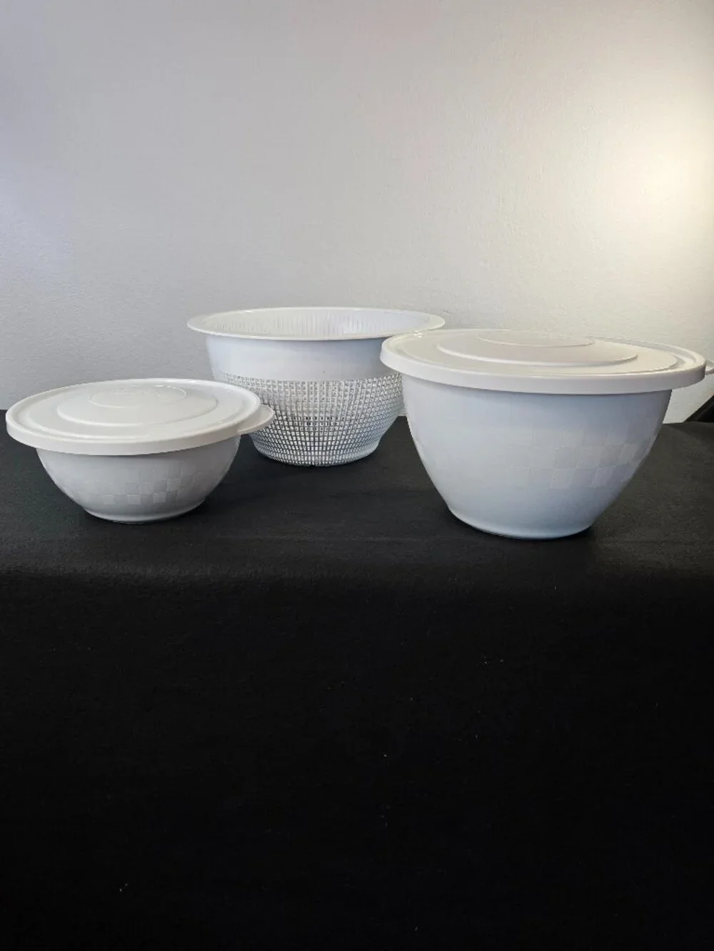 Pampered Chef Set 2 Mixing Bowls with Lids plus Large Colander